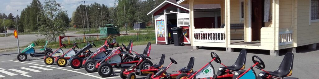 lasten liikennepuistossa on kymmenen polkuautoa
