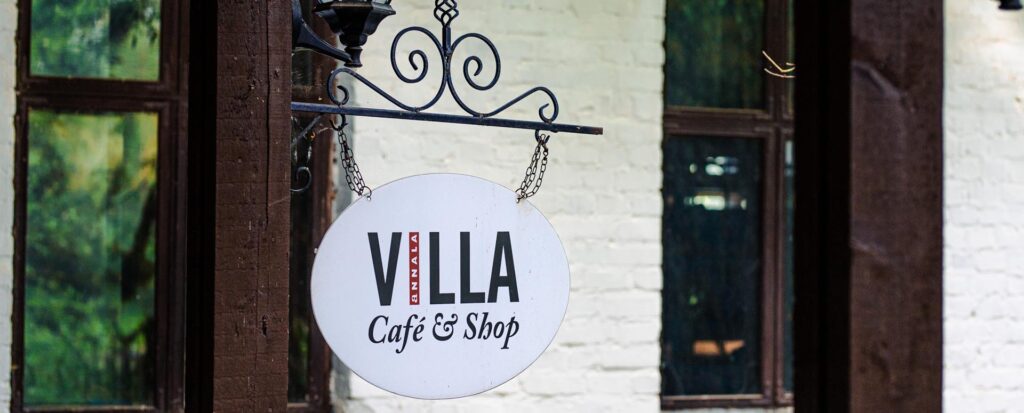 Villa Cafe & Shop kyltti.
